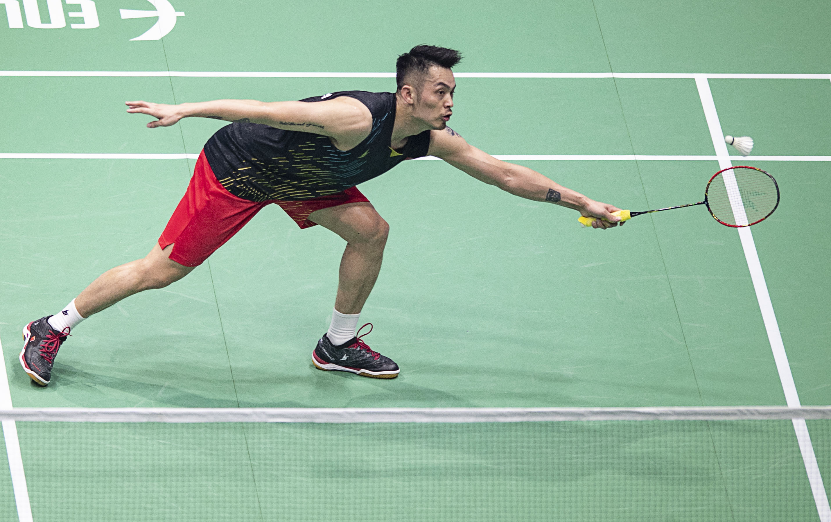 且更贴近球 且更贴近球